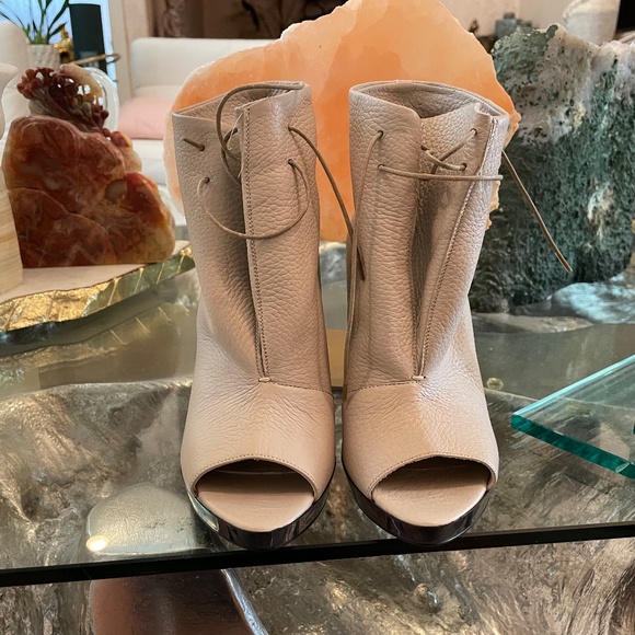 Authentic Burberry Horn Jenkin 115 ankle boot - Picture 2 of 5